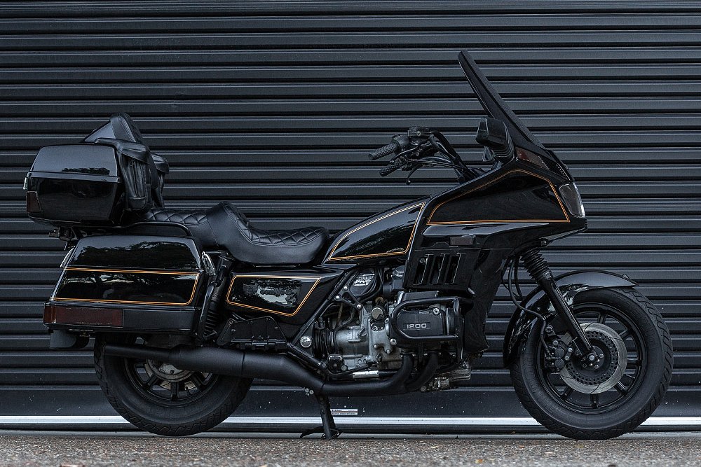 Max Duff custom Gold Wing in all black